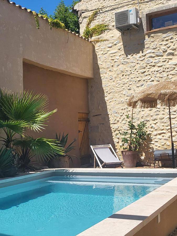 Gîte pour 2 personnes, avec Terrasse et Jardin ainsi que Piscine et Vue à Saint-Pantaléon-les-Vignes
