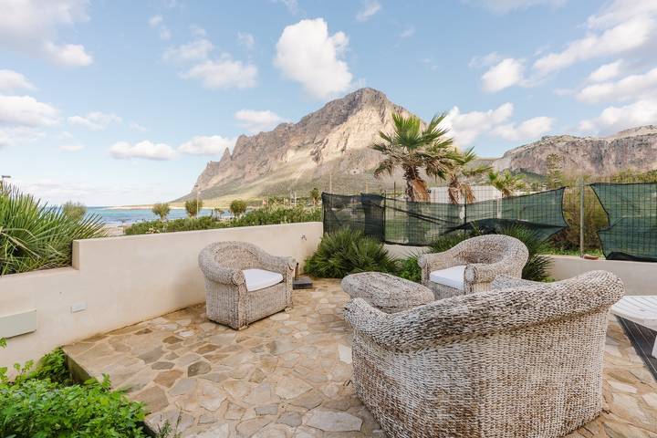 Entire apartment, Apartment 'Villino Elvira' with Sea View, Wi-Fi and Air Conditioning in Cornino, Custonaci