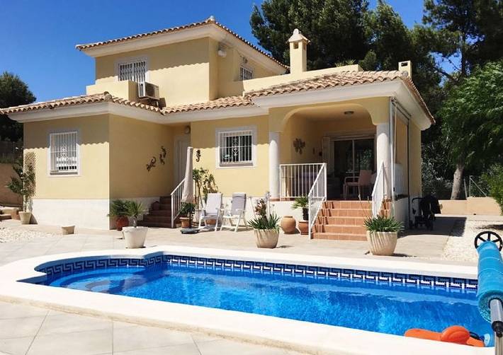 Casa rural para 6 personas, con Balcón/Terraza y Terraza además de Jardín y Piscina en Interior de Alicante