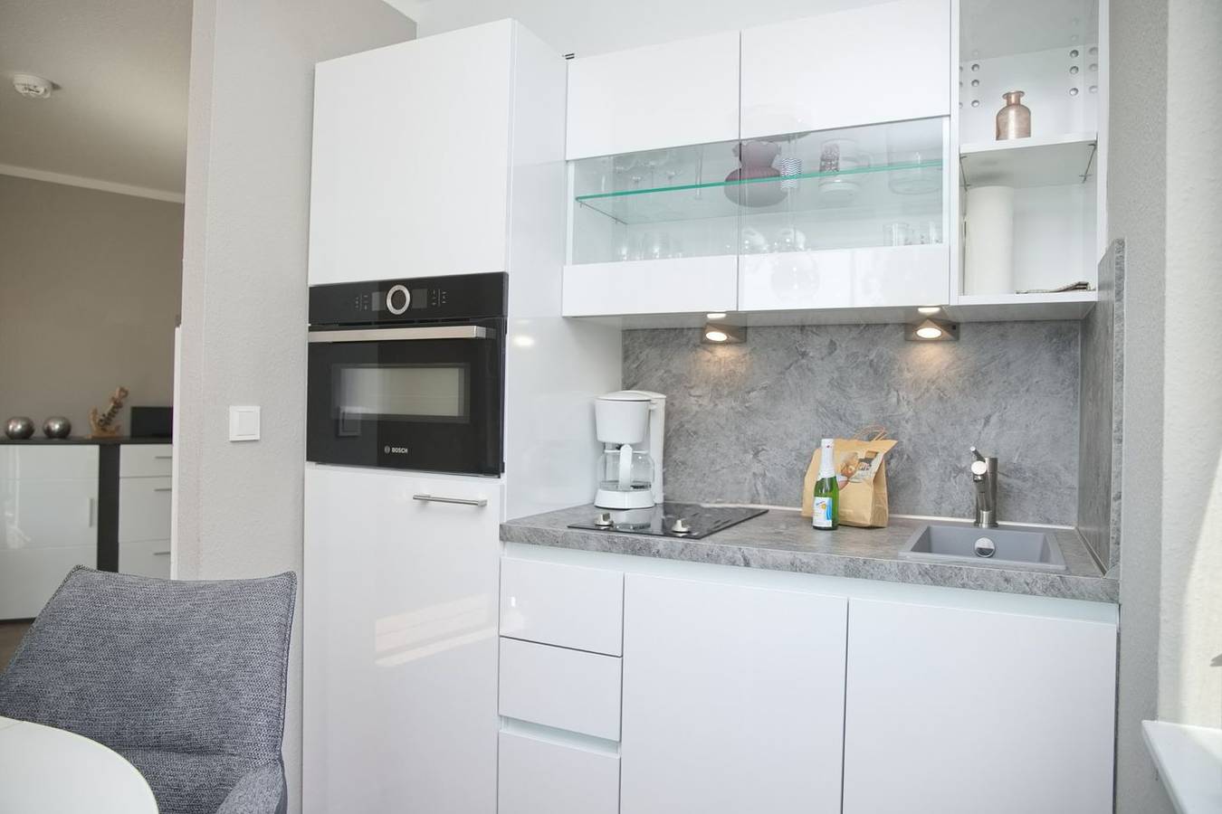 Entire apartment, Komfortable Ferienwohnung mit Meerblick und überdachtem Balkon in Grömitz in Grömitz, East Holstein