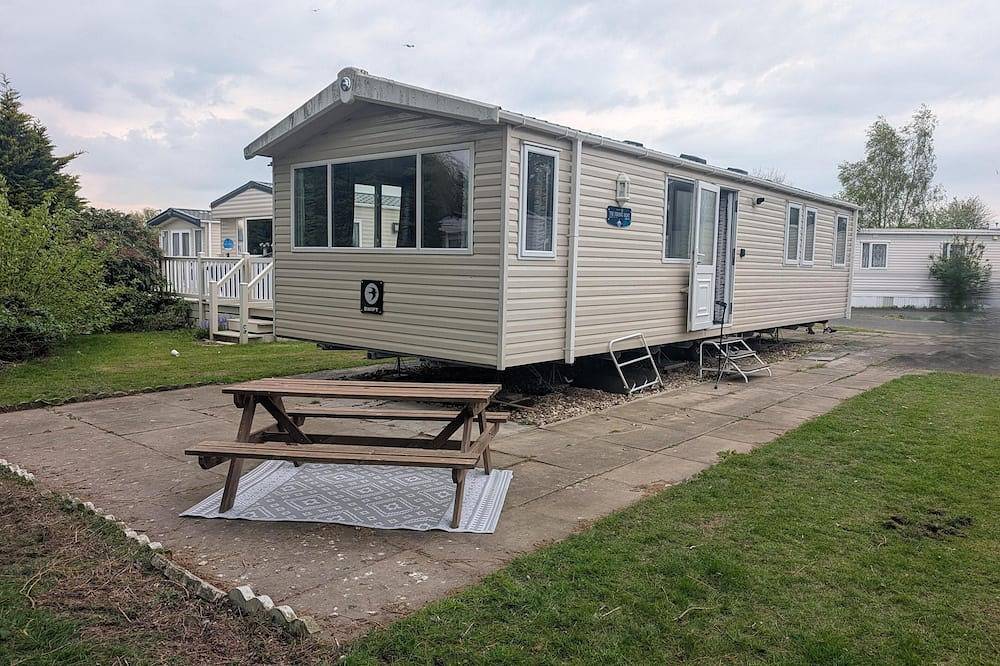 Glamping for 8 People in Skegness, Lincolnshire