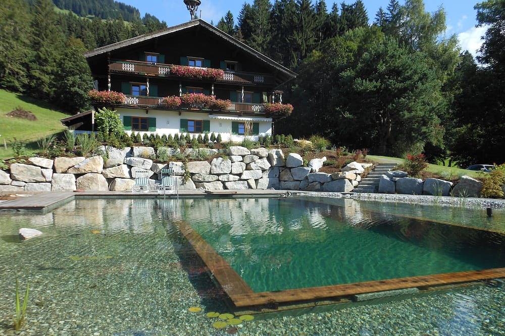 Boerderij op een zonnig plateau * Groot appartement * 10-12 pers.* Nieuw * zwemvijver in Brixen im Thale, Kaisergebirge