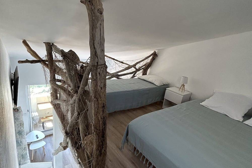 Appartement entier, App Duplex avec vue mer et piscine, à 5 minutes à pied de la plage in Tiuccia, Calcatoggio