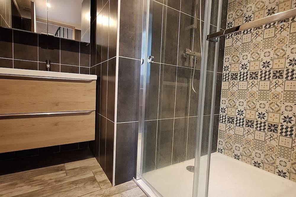 Dans  le parc d' une villa  Belle Epoque appartement  atypique avec sa serre! in Bourbon-l'Archambault, Allier