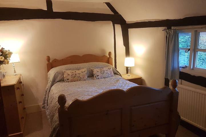 Charming  3 bed Thatched cottage in rural village near Stockbridge Winchester. in Hampshire
