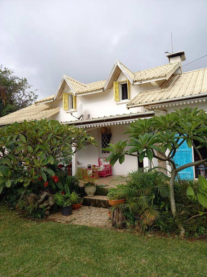 Gîte pour 3 personnes, avec jardin ainsi que terrasse et vue à Les Trois-Bassins - 4