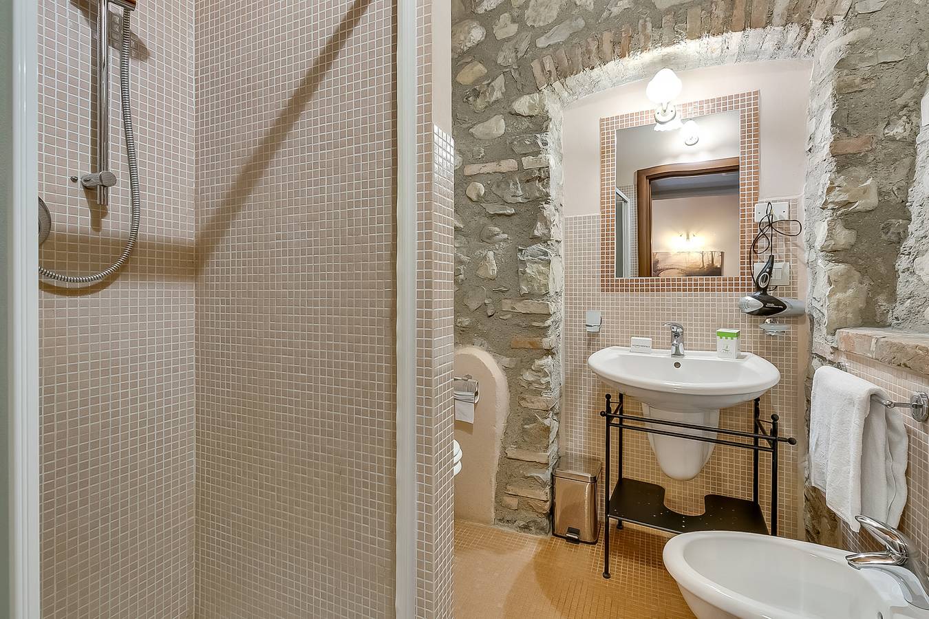 Ganze Wohnung, Agriturismo Apartm Fasanella heated pool in Padenghe sul Garda, Gardasee-Berge