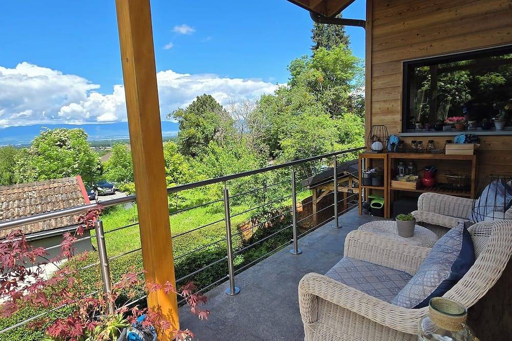 Maison en bois entre lac et montagnes avec piscine intérieure in Saint-Cergues, Région de Saint-Julien-en-Genevois