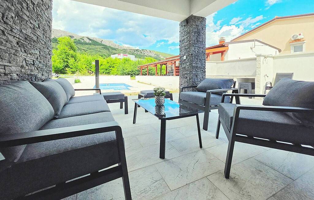 Villa Lux mit Swimmingpool und Aussicht in Baska, Krk