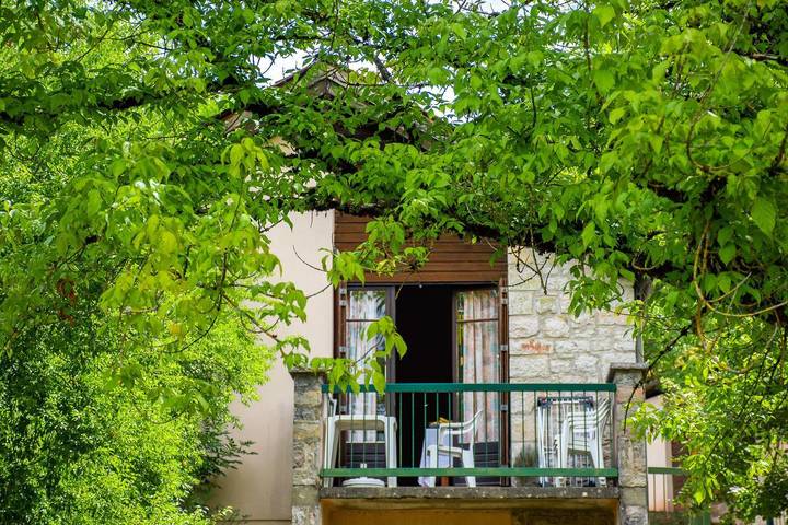 Gîte pour 6 personnes, avec Balcon et Terrasse ainsi que Jardin et Piscine