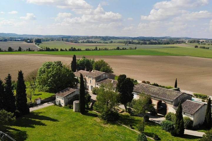 Location de vacances pour 29 personnes, avec Terrasse et Jardin à Souilhanels