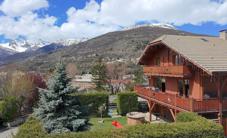 Maison d'hôtes 'Chambre Granon Au Datcha' avec vue sur la montagne, terrasse privée et Wi-Fi in Briançon, Serre Chevalier