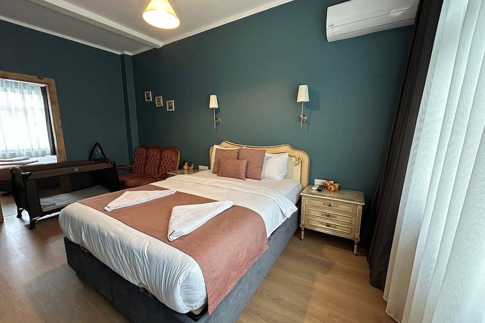 Istanbul Gem: 3-Bedroom Apartment with Panoramic Terrace and Iconic Sea Views in Fatih, Istanbul