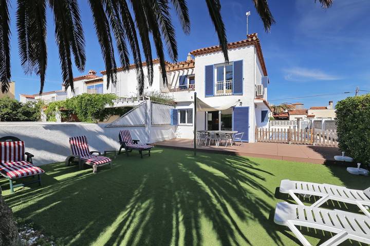 Villa für 8 Personen, mit Balkon und Terrasse sowie Garten in Empuriabrava