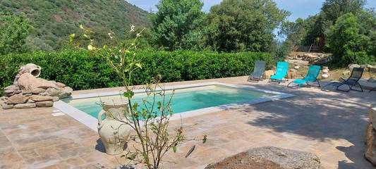Cottage pour 6 personnes, avec piscine ainsi que vue et jardin à Urtaca