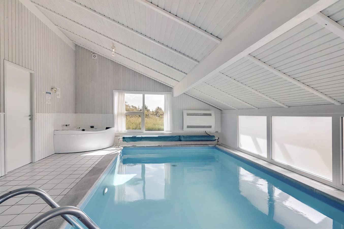 Beautiful home in Hjørring w/ Wifi, Indoor swimming pool and Sauna in Lønstrup, Hjørring region