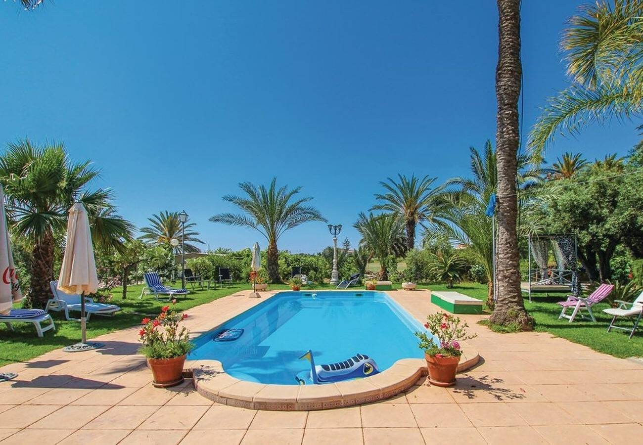 Villa 'Teresa' con piscina privada, Wi-Fi y aire acondicionado in La Marina, Elche