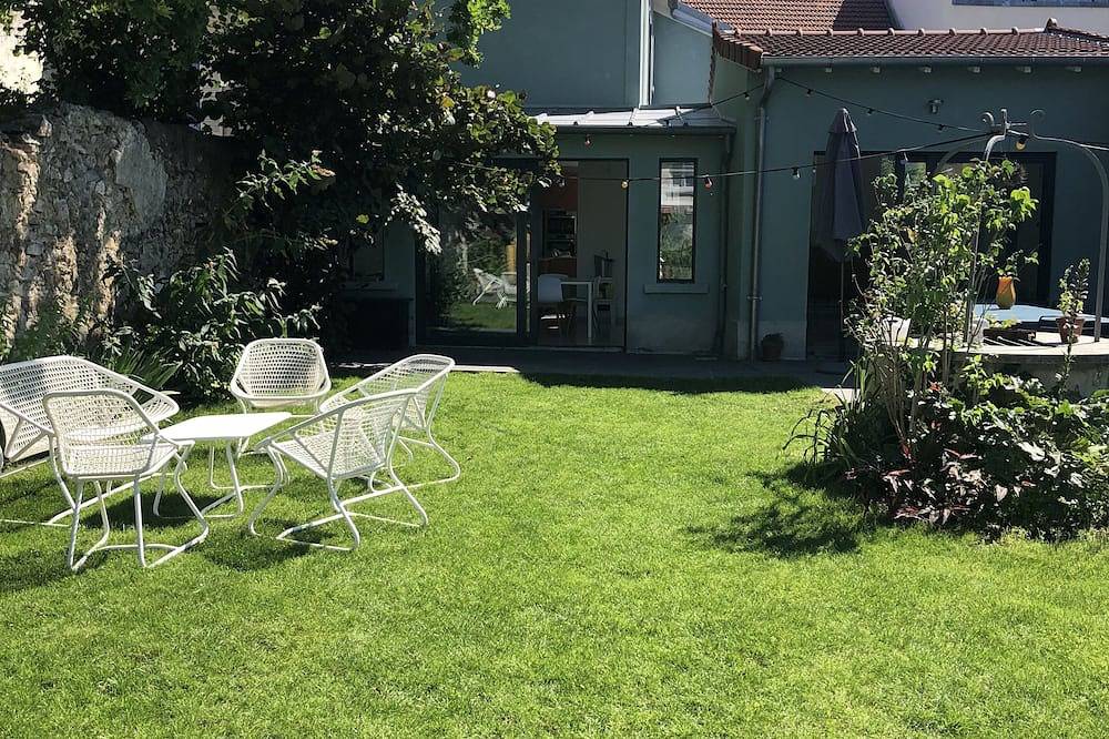 Swimming pool and countryside just a stone's throw from Paris in Montreuil, Seine-Saint-Denis