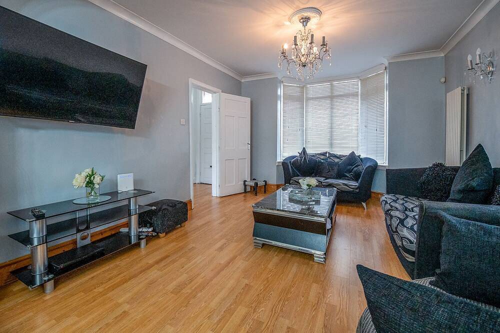 The Spetchley- 5 Bedroom, 10 Guests , Private Parking in Worcester, Worcestershire