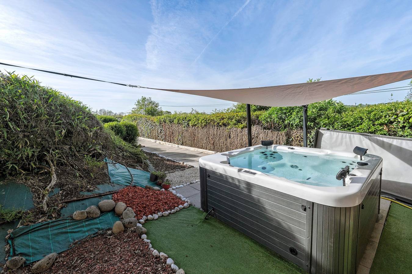 Gîte 'Chez Gwen Et Flo' avec terrasse partagée, jardin partagé et Wi-Fi in Cholet, Région de Cholet