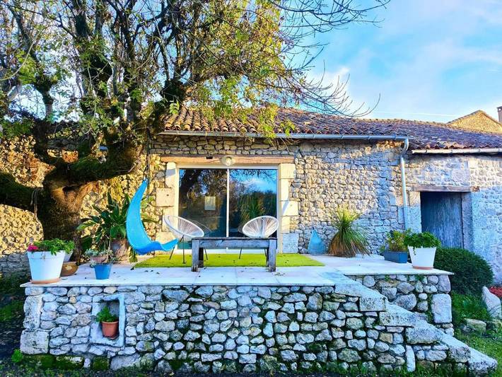 Location de vacances pour 12 personnes, avec jacuzzi ainsi que jardin et piscine à Champniers