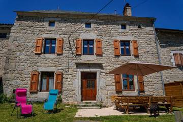 Gîte pour 13 personnes, avec terrasse et jardin, animaux acceptés à Le Malzieu-Forain