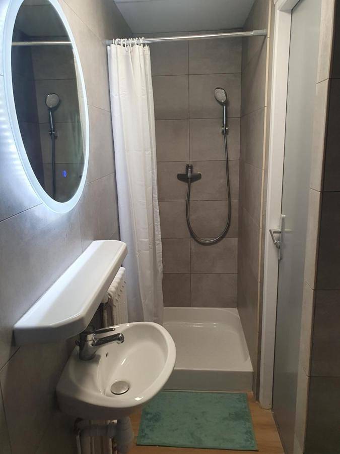 Gîte pour 2 personnes, avec vue et terrasse à Sarcenas - 4