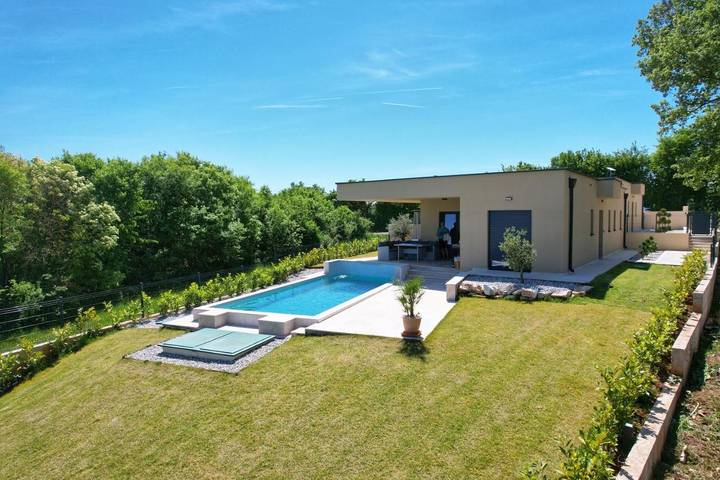 Location de vacances pour 6 personnes, avec terrasse ainsi que piscine et vue à Tinjan
