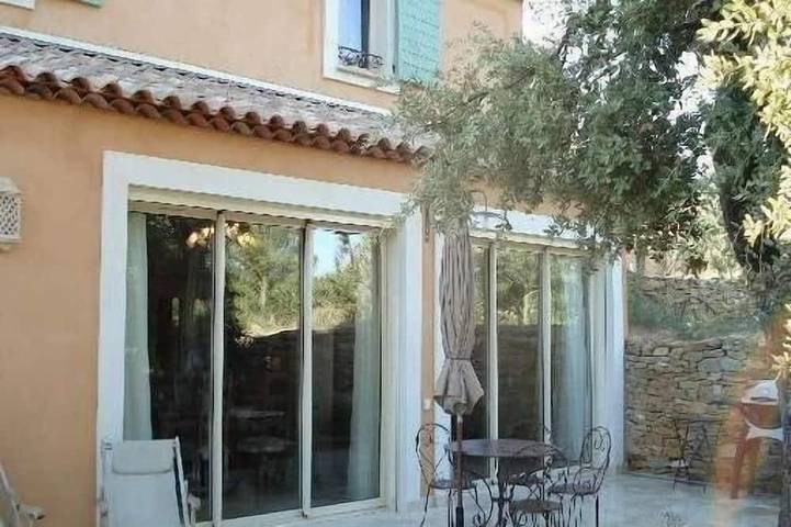 Gîte pour 6 personnes, avec piscine ainsi que jardin et terrasse