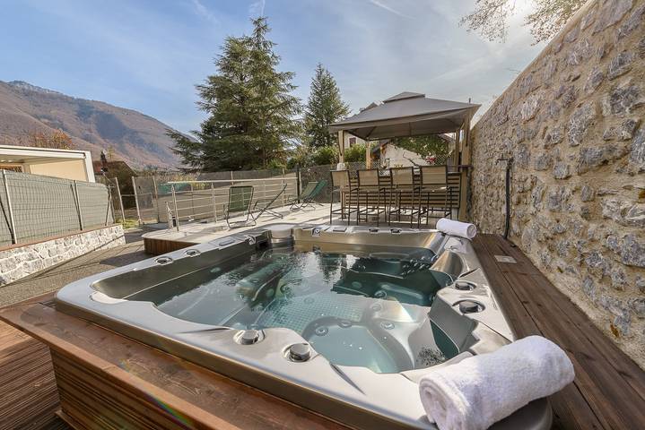 Maison de vacances pour 8 personnes, avec Jacuzzi et Terrasse ainsi que Sauna et Vue sur le lac à Doussard