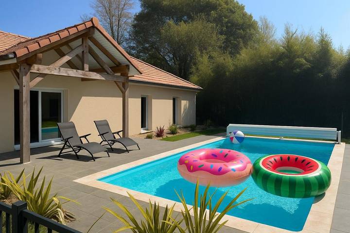 Location de vacances pour 7 personnes, avec Terrasse et Jardin ainsi que Piscine et Vue à Sauveterre-de-Béarn