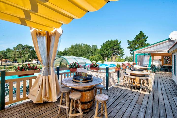 Tente pour 5 personnes, avec Terrasse ainsi que Bassin pour enfant et Piscine