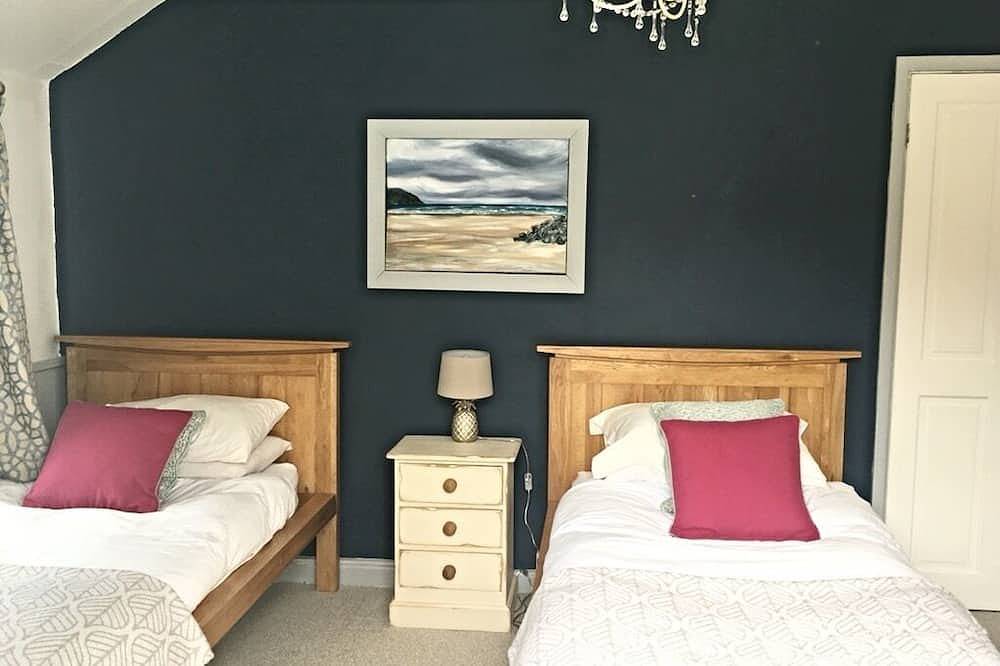 Croyde cottage with direct access to beach path, close to pubs and shops. in Croyde, Devon