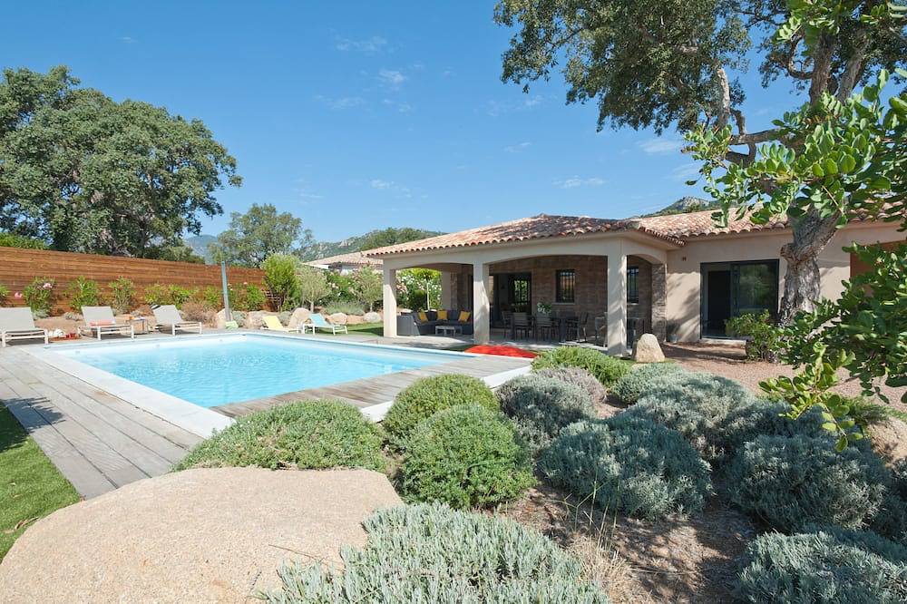 4* architect's villa, contemporary, air-conditioned with heated swimming pool in Zonza, Arrondissement de Sartène