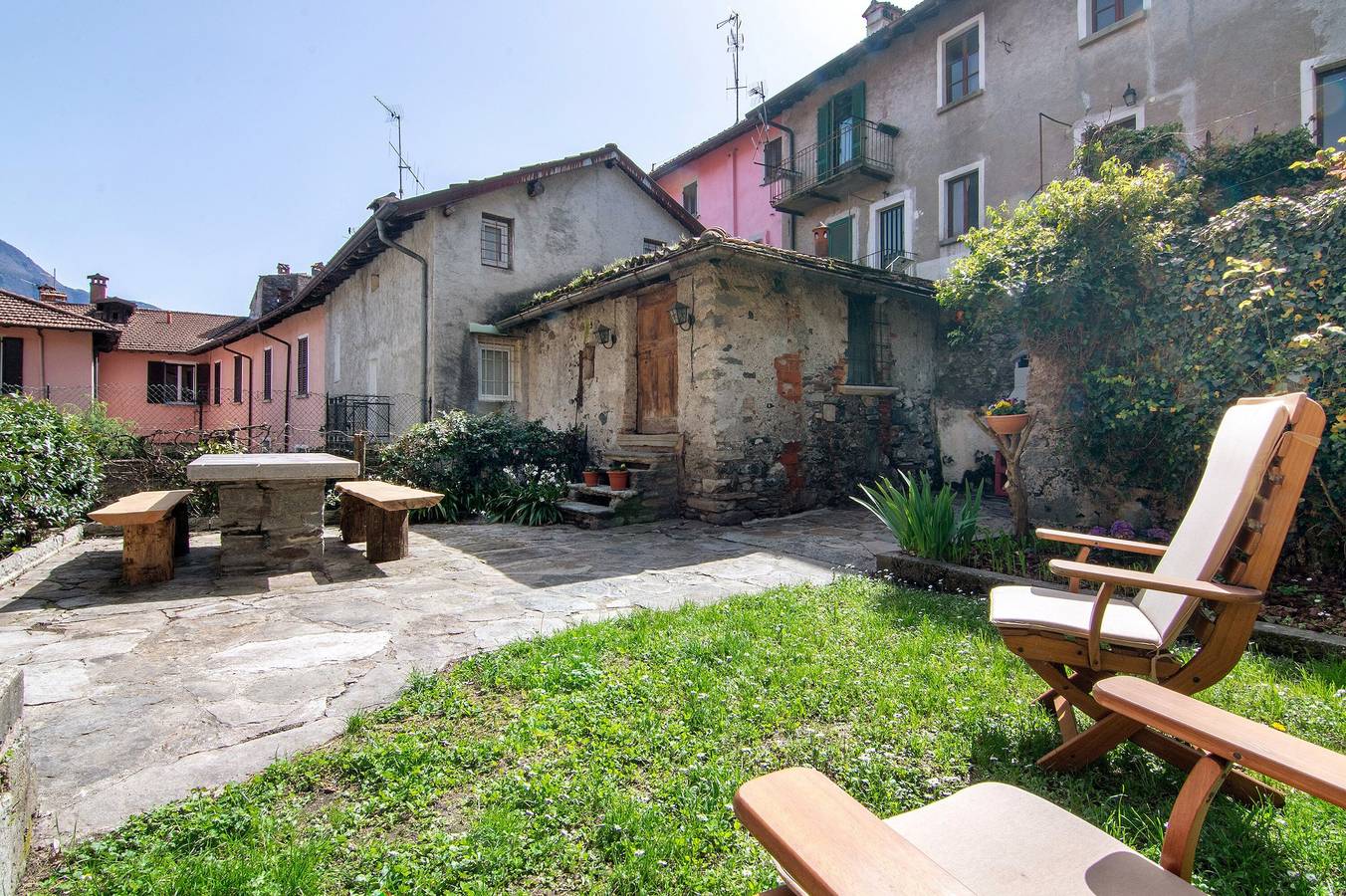 Appartamento intero, Appartamento di vacanza "Dongo Garden" con giardino privato e Wi-Fi in Dongo, Lago di Como