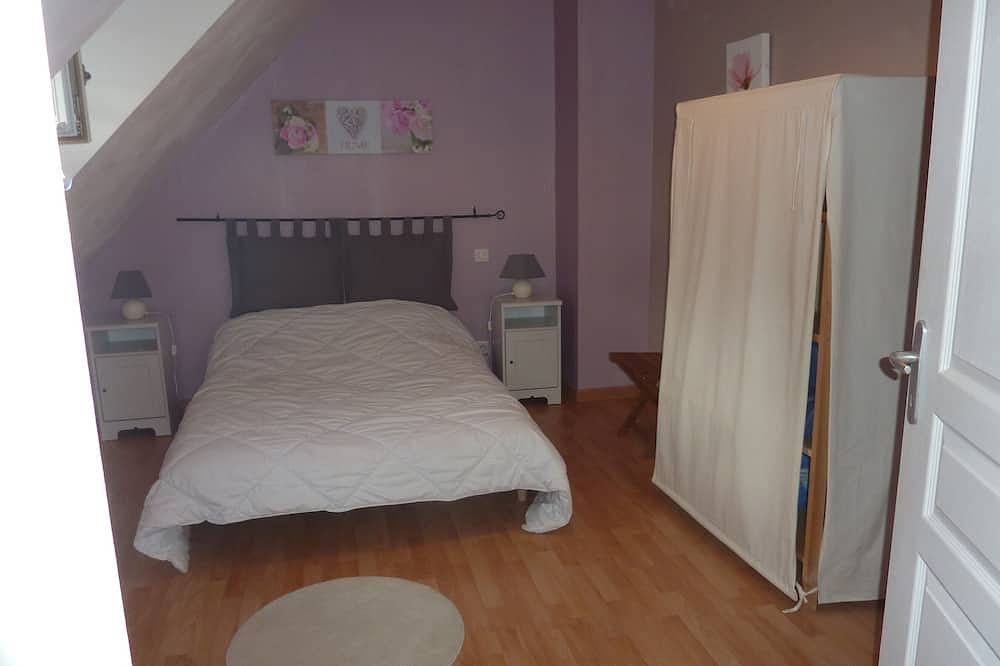 House 4 to 12 people spacious and pleasant. in Chastel-sur-Murat, Volcans d'Auvergne Regional Nature Park