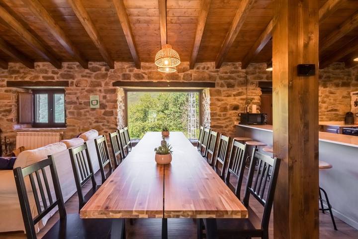 Chalet 'Pasiega El Ojal' con vistas a la montaña, terraza privada y Wi-Fi in San Pedro del Romeral, Cordillera Cantábrica