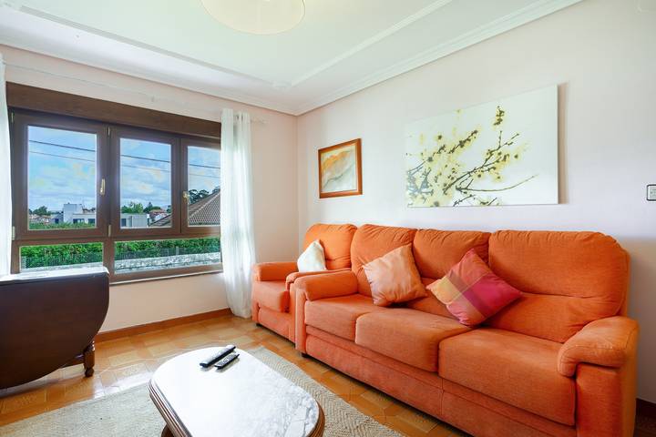 Casa Angelín: Private Terrace, Mountain Views & Wi-Fi in Muros de Nalón