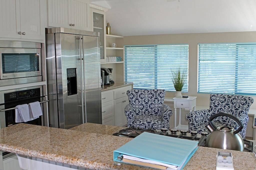 Luxus Am See! 3 Story, 3 Br / 2B Private Dock neben den Soda Hot Springs in California North Coast