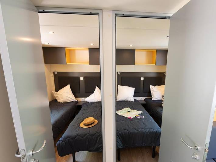 Flower Camping la Pinède - Mobilheim 6 personen - Mobilheim Confort Relax 33m² - 3 Schlafzimmer + Überdachte Terrasse - 6 pers. in Die, Parc naturel régional du Vercors