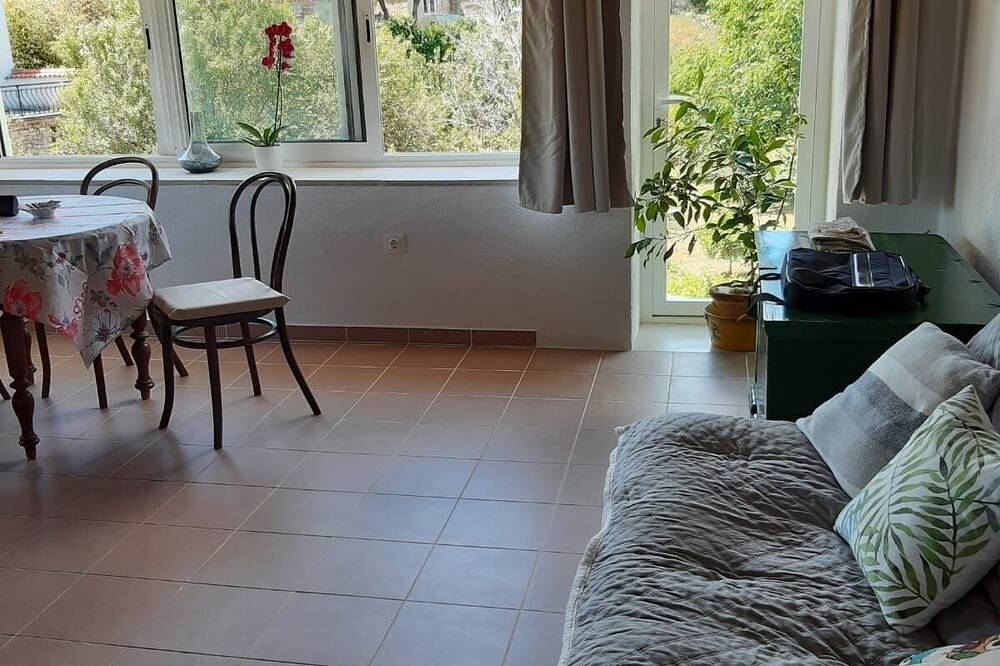 Ganze Wohnung, 1-Zimmer-Ferienwohnung mit Klima Nerezine, Losinj (A-330-a) in Nerezine, Kvarner Inseln