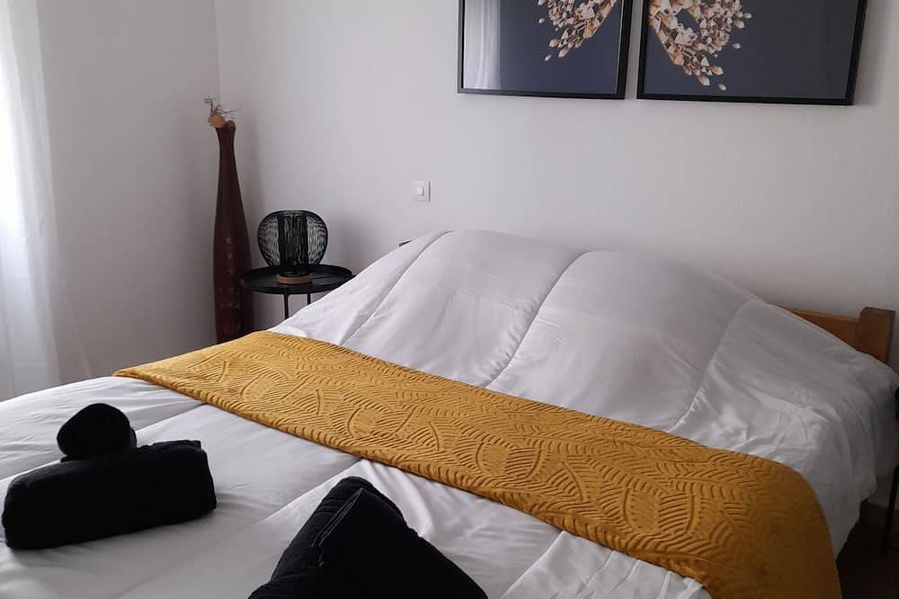 Entire apartment, In the heart of Meze, apartment 2 Bedrooms, Air Conditioned, sleeps 4. in Mèze, Côte d'Améthyste