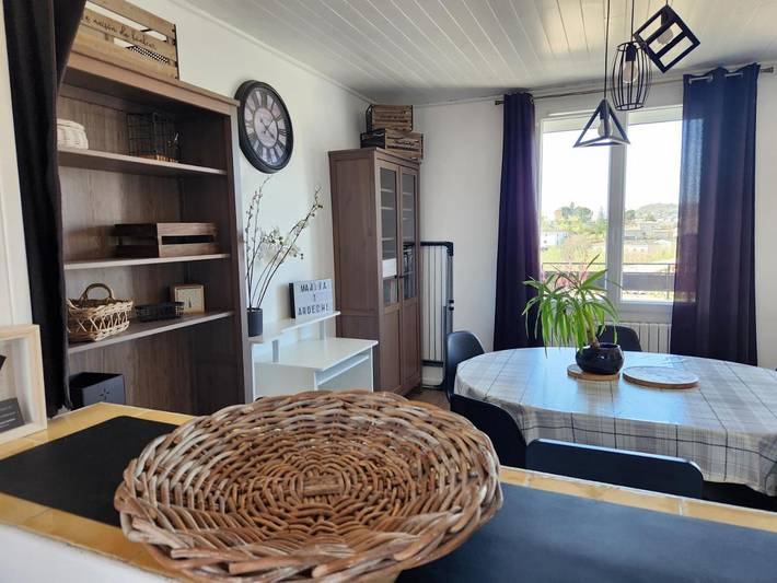 Location de vacances pour 6 personnes, avec jardin ainsi que vue et piscine à Saint-Étienne-de-Fontbellon - 3