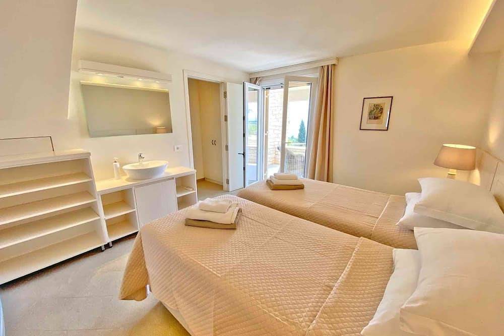 N-E Côte / Paléopètres Kalami Suite de Luxe Kii / 200m de la plage / vue sur la mer / piscine in Kalami, Corfou