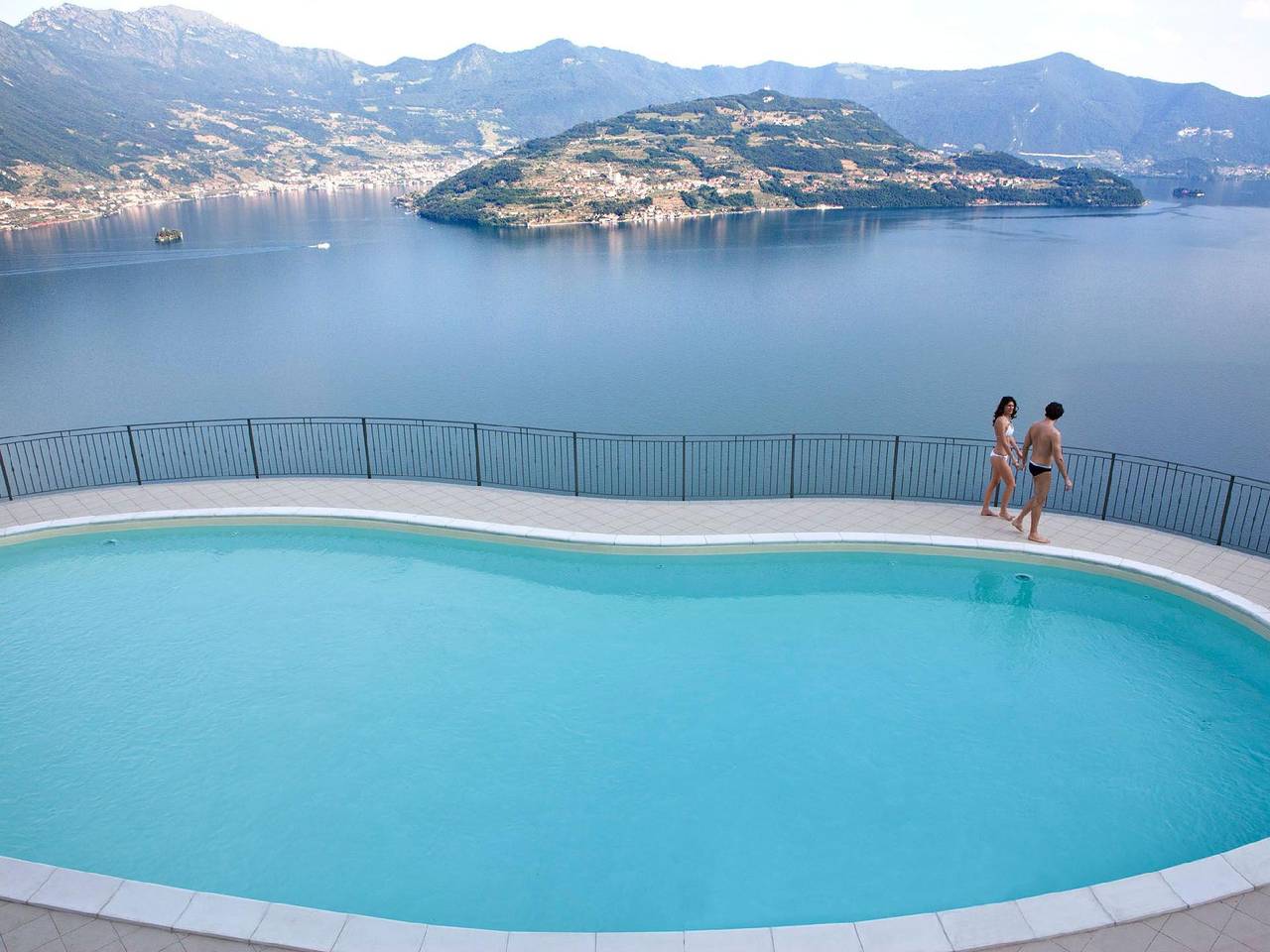 Entire holiday apartment, 'Cherubino 2', three-room apartment with pool and terrace in Località Spiglia, Comune di Parzanica
