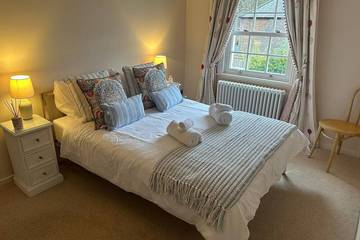 Cottage for 10 People in Surrey Hills, South East England, Photo 1