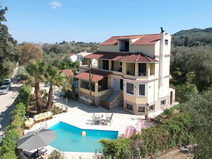 Villa voor 12 personen, with Terras and Tuin as well as Zwembad and Uitzicht in Kavos