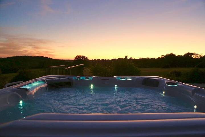 Location de vacances pour 2 personnes, avec jardin ainsi que jacuzzi et piscine à Villamblard - 2