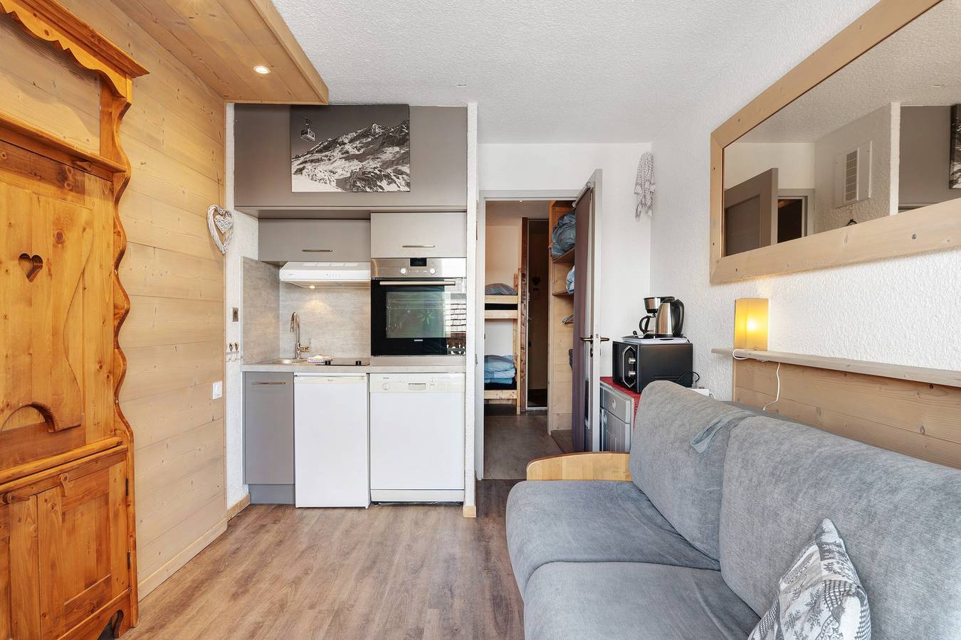 Appartement entier, Appartement cosy de 52 m² A - Accès ski aux pieds, balcon & Wi-Fi à l'Alpe d'Huez in Huez, Parc national des Écrins