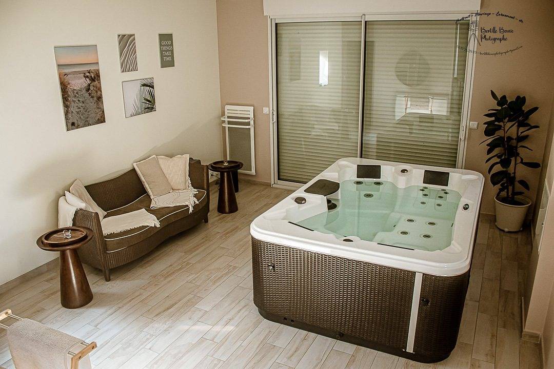 Lamaisoncvl suite privative avec spa à 2,5 km de la mer - Chambre in Denneville, Région de Coutances